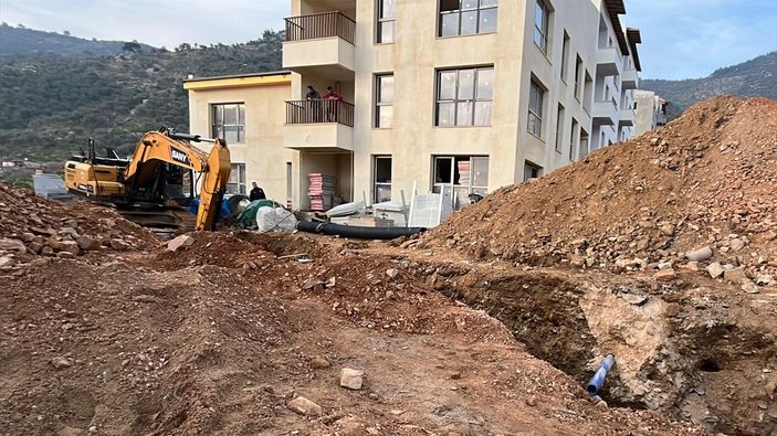 İzmir'de inşaat alanındaki göçükte kalan işçi kurtarıldı