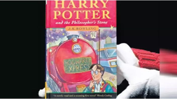 İngiltere'de Harry Potter serisinin ilk romanı çöpte bulundu; 21 bin sterline satıldı