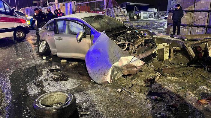 İstanbul'da üst geçide çarpan otomobil sürücüsü öldü