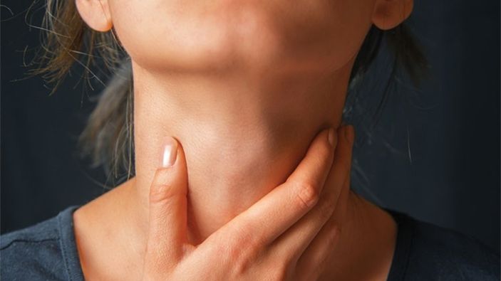 Geçmeyen boğaz ağrısına doğal çözümler