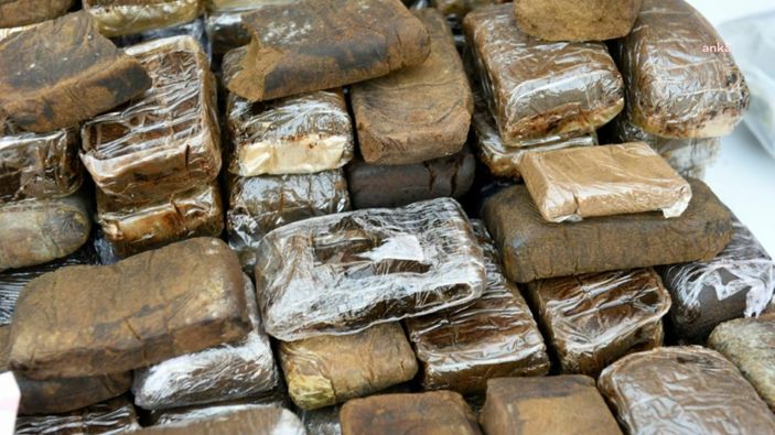 Almanya'da bir aracın gizli bölmelerinde esrar ele geçirildi