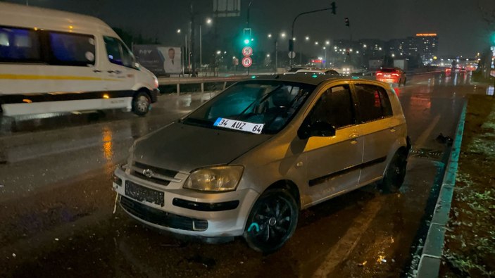 Bursa'da otomobil, trafik ışıklarında bekleyen araca çarptı: 5 yaralı