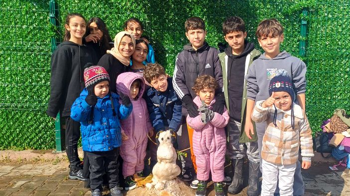 Adana'da ilk defa kar gören çocukların heyecanı