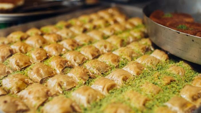 Ne ıspanak ne bezelye… Baklavaya fıstık yerine bakın ne koymuşlar
