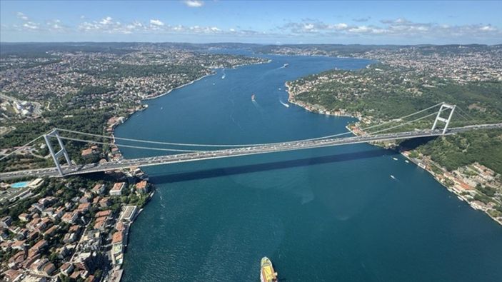 İstanbul-Boru döşeme gemisi ‘Castorone' İstanbul Boğazı'ndan geçti
