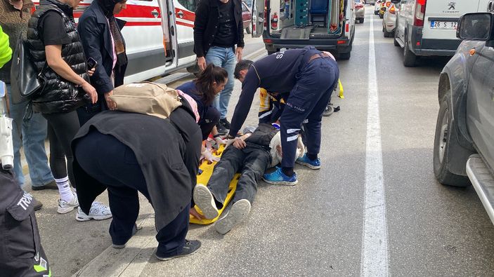 Eskişehir'de yerde yatan yaralı motosiklet sürücüsünü oğlu sandı