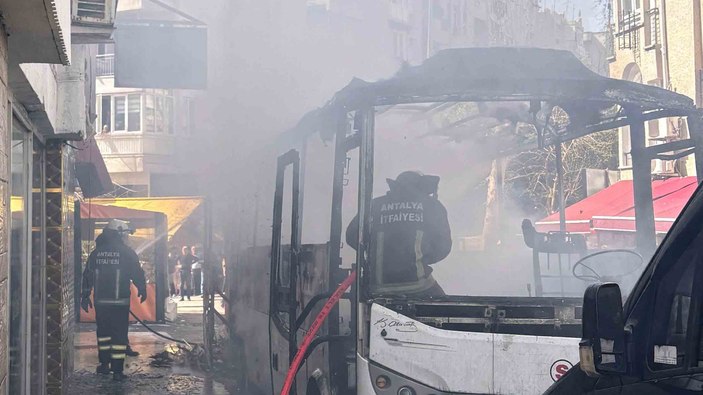 Antalya'da park halindeki otobüste yangın