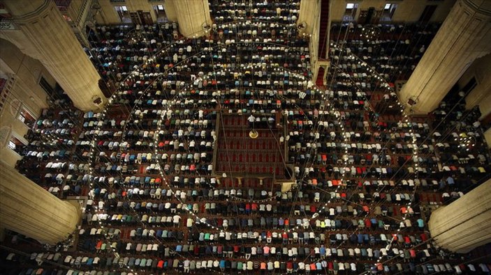 Kadınlar bayram namazı kılar mı, farz mı? Diyanet'in yanıtı