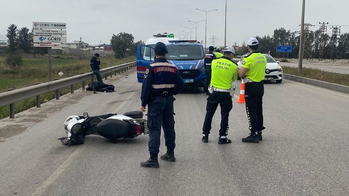 Adana'da bariyerlere çarpan motosiklet sürücüsünden acı haber