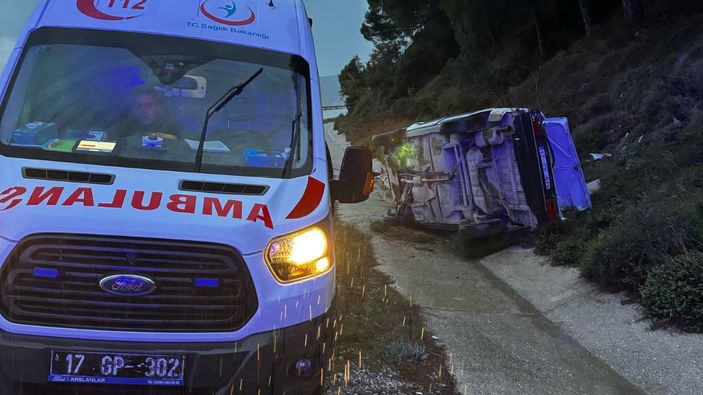 Çanakkale'de otomobil yan yattı: 6 yaralı