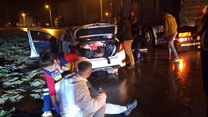 Bolu'da tavuk yüklü kamyon kaza yaptı: 2 yaralı