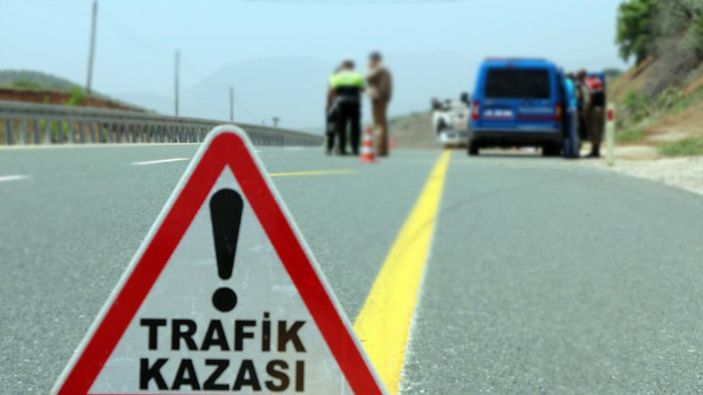 Afyonkarahisar'da kavşakta korkutan kaza: 3 yaralı