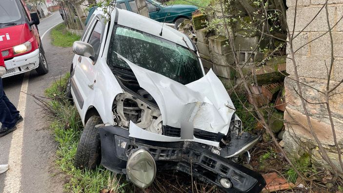 Balıkesir’de otomobil şarampole uçtu: 1 yaralı