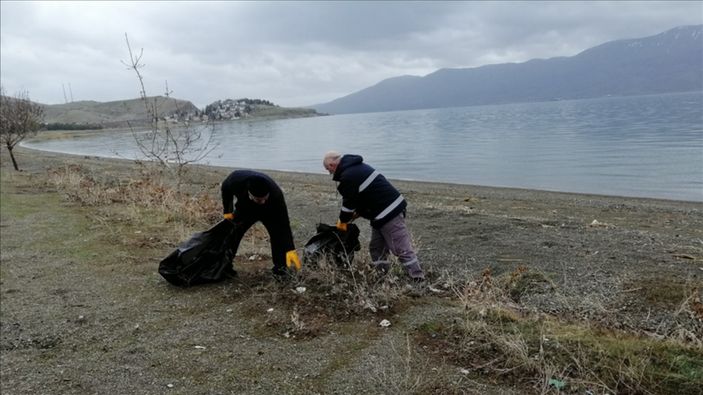 Elazığ'da Hazar Gölü çevresinde 7 ton çöp toplandı