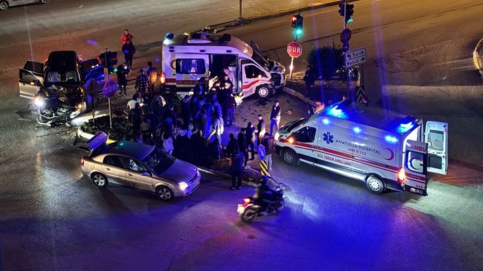 Antalya'da ambulans ile otomobilin çarpıştığı kazada 9 kişi yaralandı