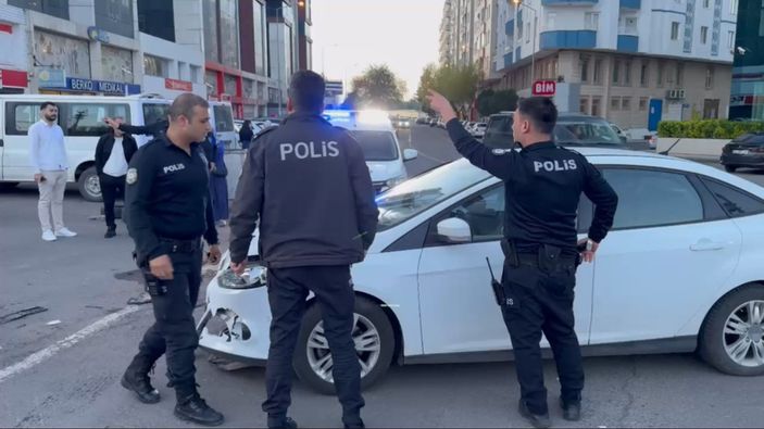 Diyarbakır'da kazaya karışan sürücü panik yaşadı