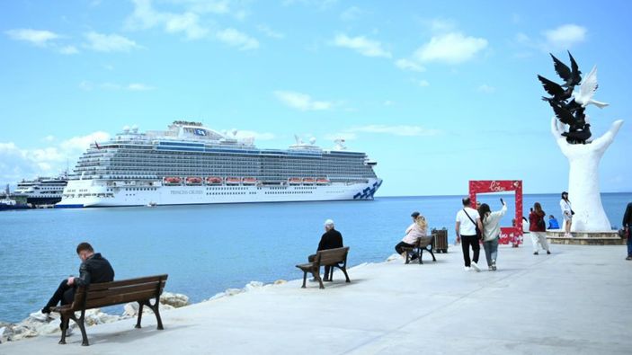 Kuşadası'na sezonun ilk kruvaziyeri, 3 bin 560 turist getirdi