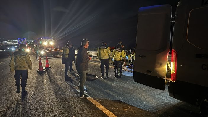 İzmir'de devrilen minibüsteki 1 kişi öldü, 10 kişi yaralandı