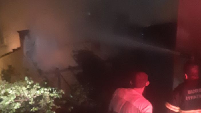 Bursa'da evin çatı katı alev alev yandı