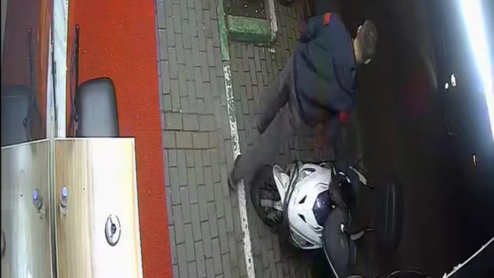 Bursa'da marketten çıkan adama scooter çarptı