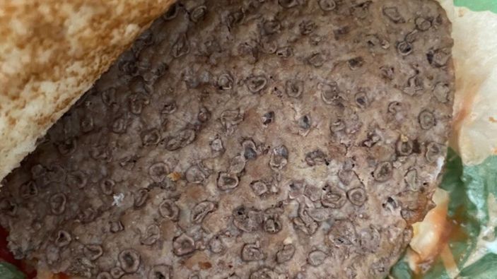 Hamburger Etindeki Deliklerin Gizemi Çözüldü: İnanamayacaksınız!