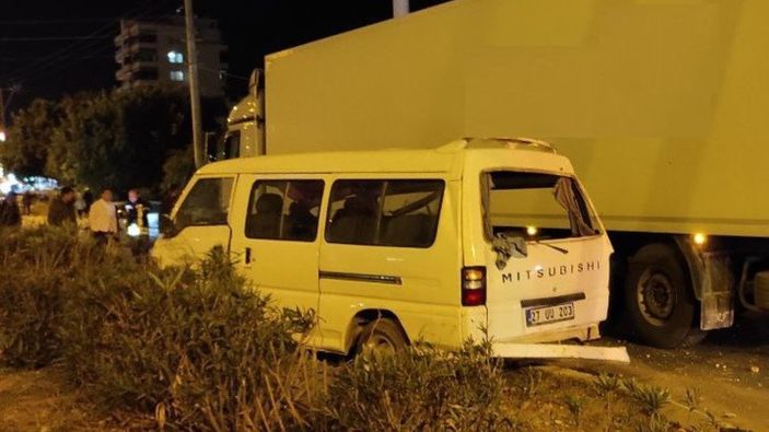Mersin'de tır ile minibüsün karıştığı kazada 5 kişi yaralandı
