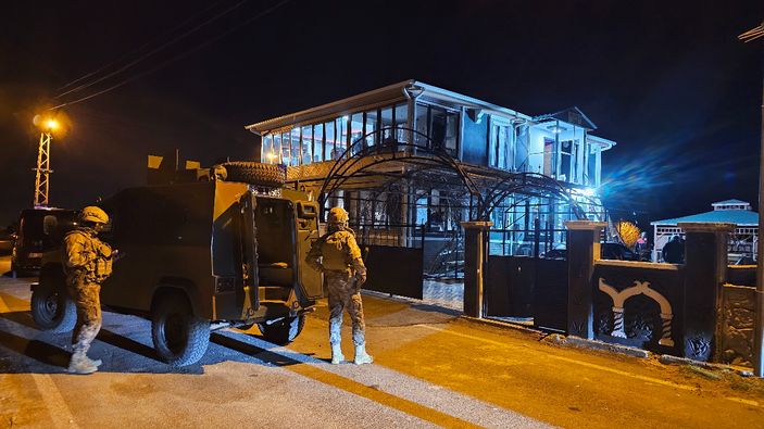 Kayseri'de dur ihtarı veren polise silah gösterdi