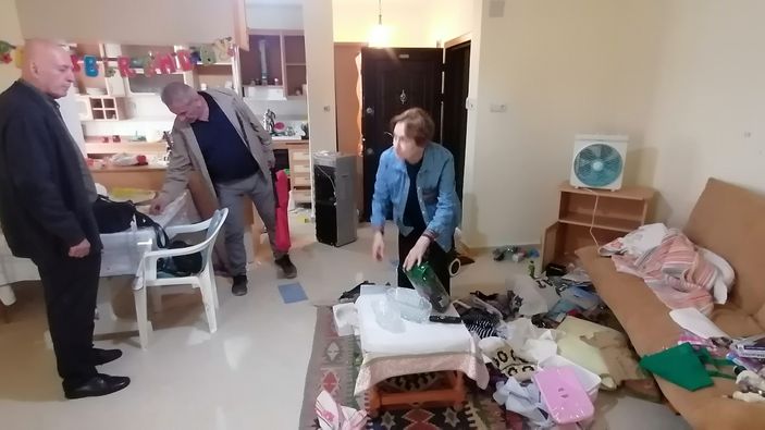 Mersin'de yazlık dairelere hırsızlığa girip, tavla oynadılar