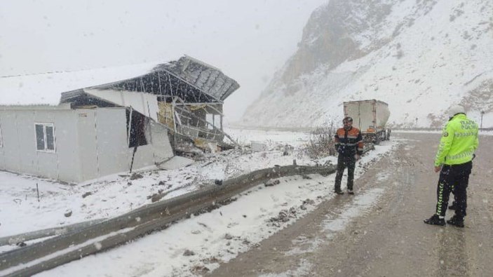 Bayburt'ta kontrolden çıkan tır, art arda kaza yaptı