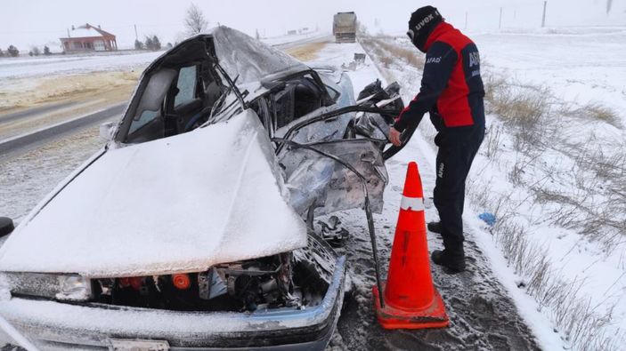 Kayseri'de tırla çarpışan otomobildeki çift can verdi