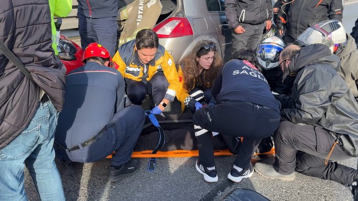 İstanbul'da motosikletli genç babasının arabasına çarptı