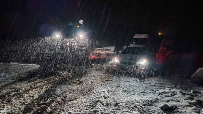 Elazığ’da, karda mahsur kalan araçlar kurtarıldı