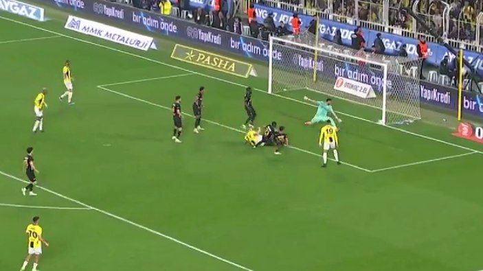 Fenerbahçe taraftarını üzen an! Milan Skriniar'ın topu direkten döndü
