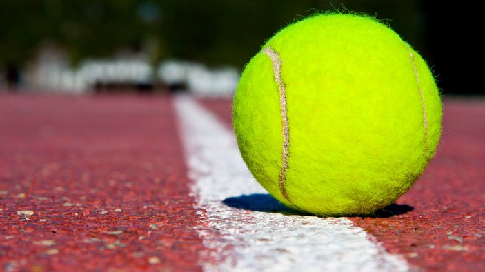 Tenis toplarının tüylü bir yüzeye sahip olmasının sebebi bakın neymiş...