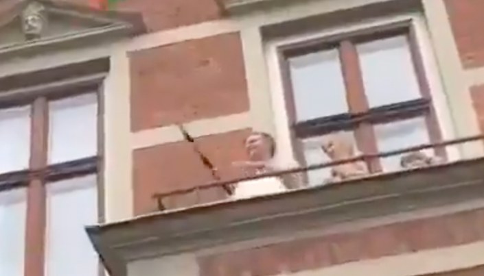 Danimarka Kralı Frederik, balkonundan Filistin bayrağı salladı