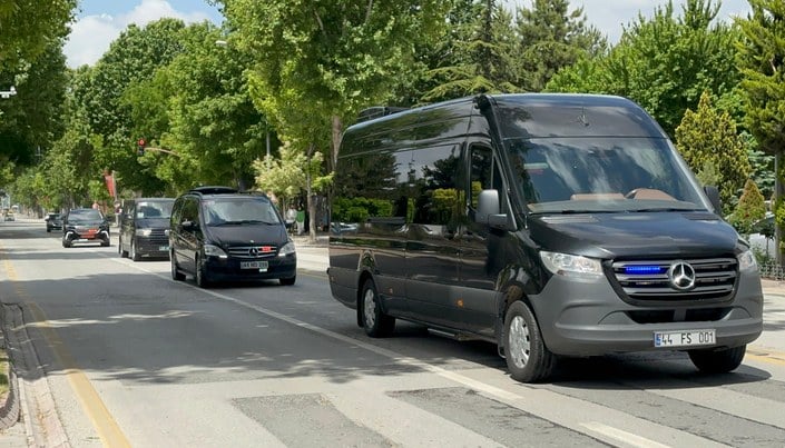 Abdulkadir Uraloğlu'nun konvoyunda tasarruf hamlesi! Protokol minibüslerle yolculuk yaptı