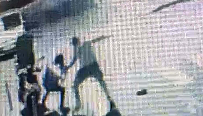 Balıkesir'de motosikletli kuryeyi hayattan koparan bıçaklı saldırı anı kamerada