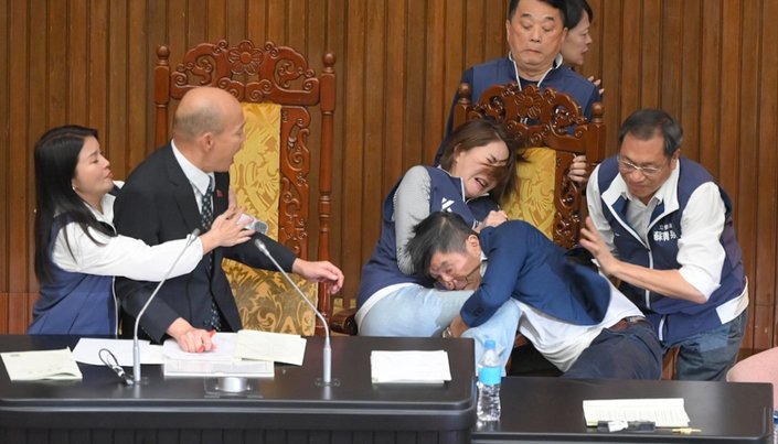 Tayvan Parlamentosu karıştı: Milletvekillerinin reform kavgası