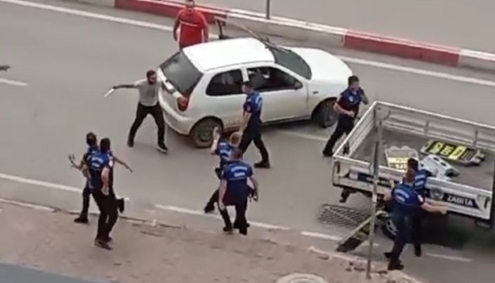 Adana'da zabıtaya bıçakla saldırı
