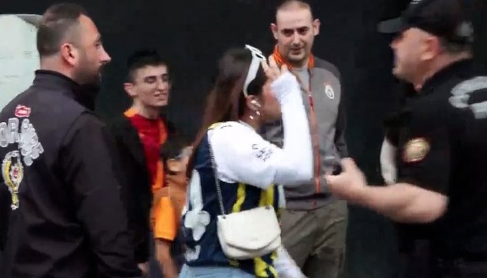 Galatasaray taraftarından, Fenerbahçe formalı kadına tepki!
