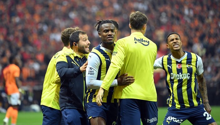 Fenerbahçe, Galatasaray'ı 10 kişiyle yendi! Şampiyonluk son haftaya kaldı