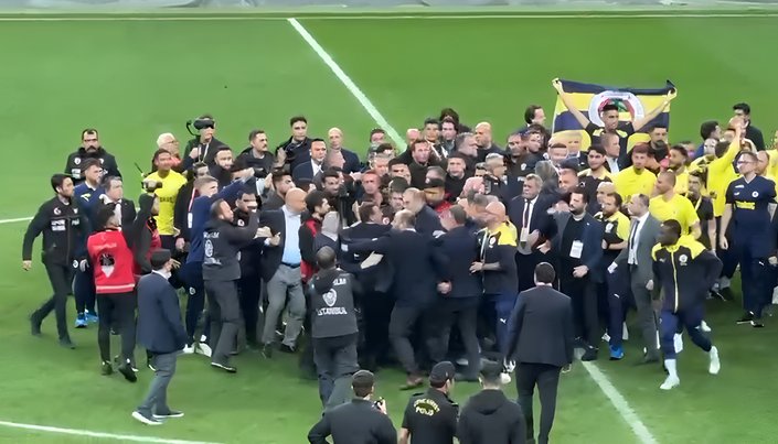 Fenerbahçeli futbolcular bayrak açtı: Saha karıştı