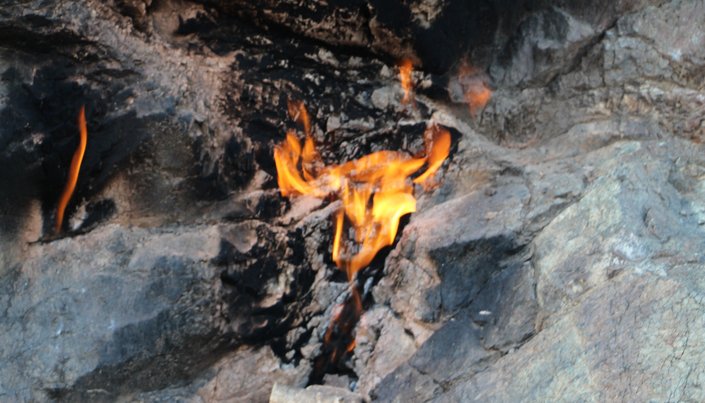 Amanos'da yıllardır yanan taş