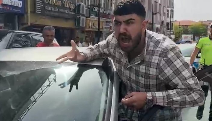 Aksaray'da aracını hatalı park etti: Otomobilini kendisini uyaran polisin üzerine sürdü