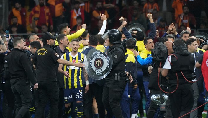 İstanbul Valiliği olaylı Galatasaray - Fenerbahçe derbisinde yaşananları tek tek anlattı