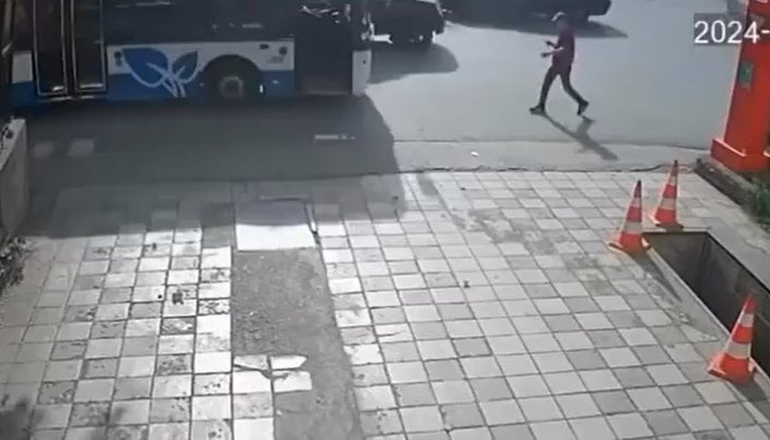 Ankara'da yolda yürüyen yaya otobüsle kafa kafaya çarpıştı