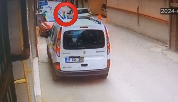 Bursa'da aniden yola atlayan küçük çocuğa araba çarptı