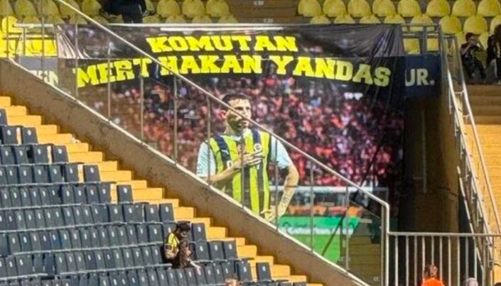Fenerbahçe taraftarından Mert Hakan Yandaş'a özel pankart!