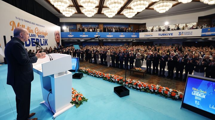 AK Parti'nin yeni şarkısı: Dünya Bizi Bekler