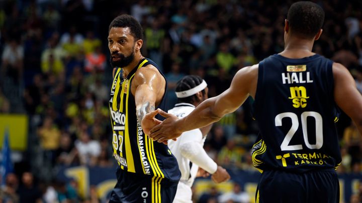Fenerbahçe, Khem Birch'ün sözleşmesini yeniledi